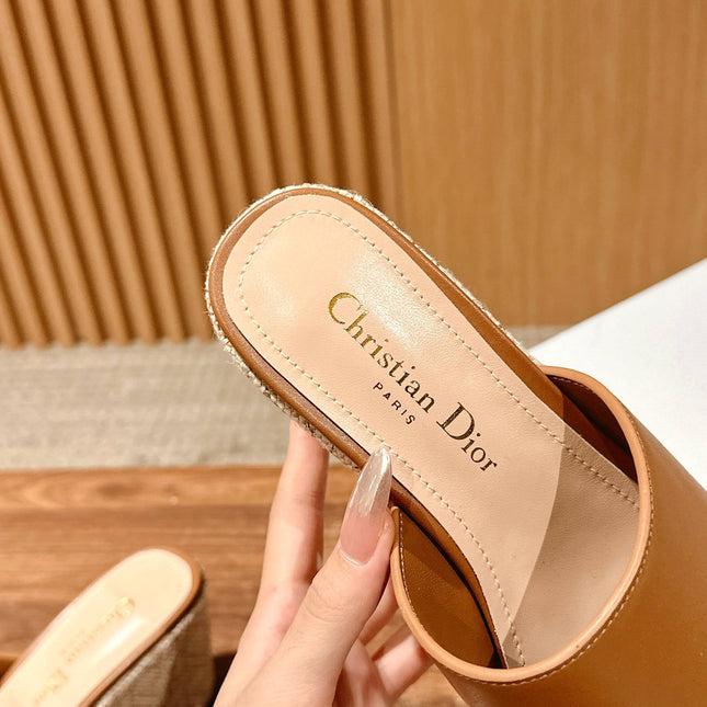 ATTITUDE WEDGE SLIDE 90MM IN BROWN CALFSKIN NATURAL BEIGE RAFFIA SOLE