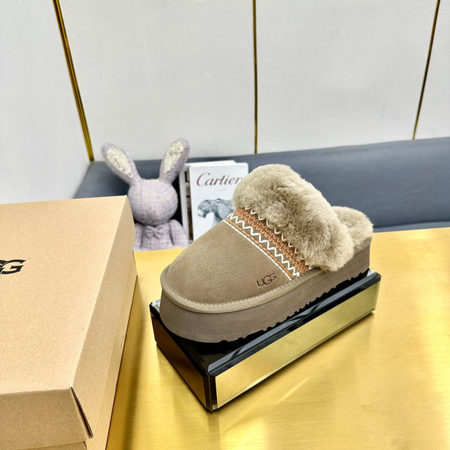 THICK-SOLED EMBROIDERED WARM FURRY CLOGS IN PEANUT BROWN SUEDE AND SHEARLING