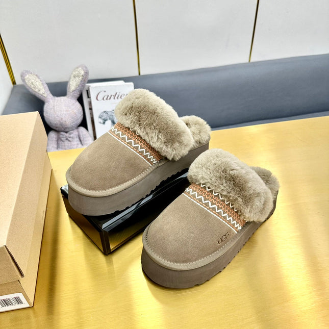 THICK-SOLED EMBROIDERED WARM FURRY CLOGS IN PEANUT BROWN SUEDE AND SHEARLING