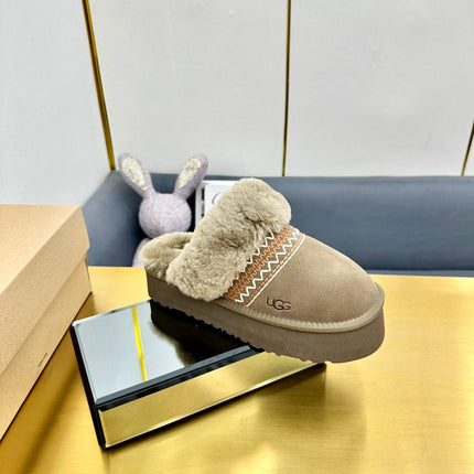 THICK-SOLED EMBROIDERED WARM FURRY CLOGS IN PEANUT BROWN SUEDE AND SHEARLING