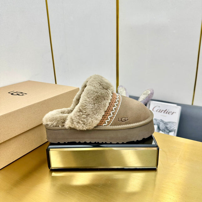 THICK-SOLED EMBROIDERED WARM FURRY CLOGS IN PEANUT BROWN SUEDE AND SHEARLING