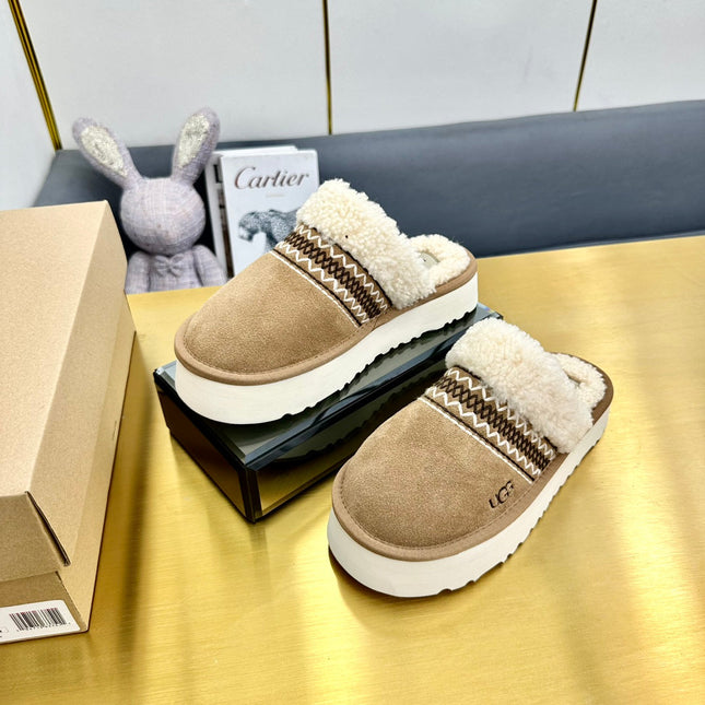 THICK-SOLED EMBROIDERED WARM FURRY CLOGS IN CAMEL BEIGE SUEDE AND SHEARLING