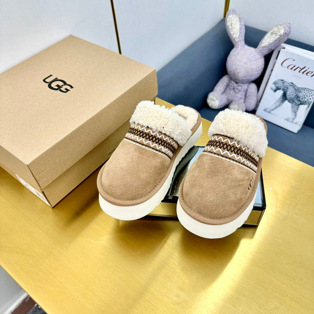 THICK-SOLED EMBROIDERED WARM FURRY CLOGS IN CAMEL BEIGE SUEDE AND SHEARLING