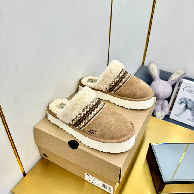 THICK-SOLED EMBROIDERED WARM FURRY CLOGS IN CAMEL BEIGE SUEDE AND SHEARLING