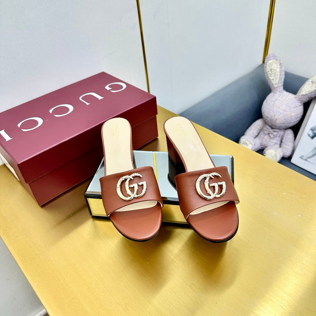 GG HIGH HEELS IN BROWN CALFSKIN GOLD-TONE HARDWARE WITH RHINESTONES