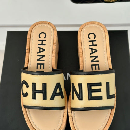 THICK SOLE LETTER SLIPPERS IN DARK CREAM SHEEPSKIN