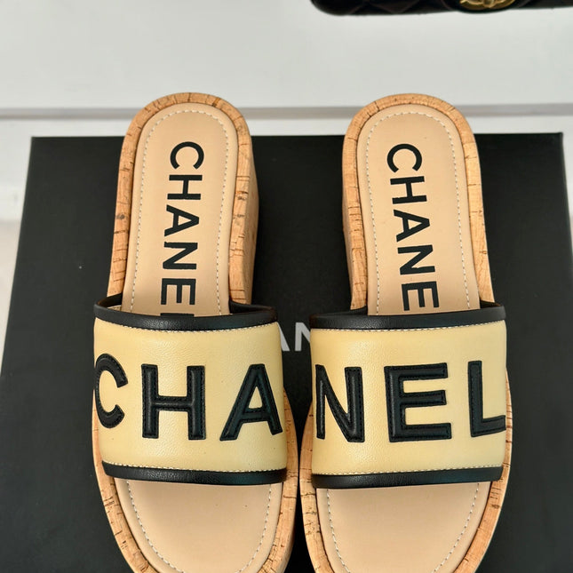 THICK SOLE LETTER SLIPPERS IN DARK CREAM SHEEPSKIN