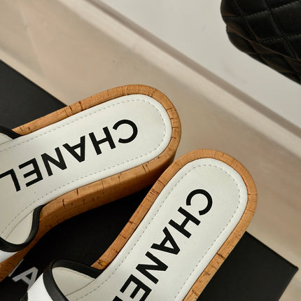 THICK SOLE LETTER SLIPPERS IN WHITE SHEEPSKIN