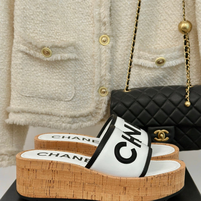 THICK SOLE LETTER SLIPPERS IN WHITE SHEEPSKIN