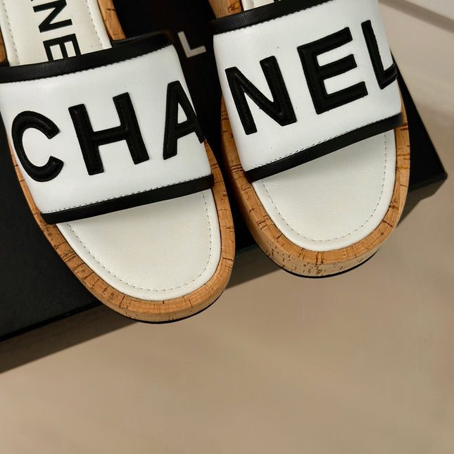 THICK SOLE LETTER SLIPPERS IN WHITE SHEEPSKIN