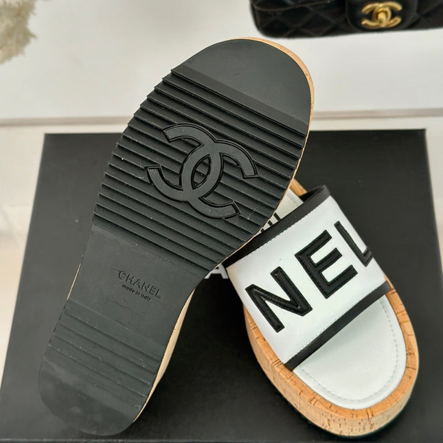 THICK SOLE LETTER SLIPPERS IN WHITE SHEEPSKIN