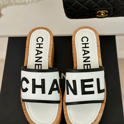 THICK SOLE LETTER SLIPPERS IN WHITE SHEEPSKIN