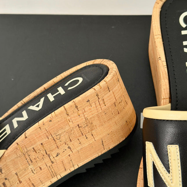 THICK SOLE LETTER SLIPPERS IN BLACK SHEEPSKIN