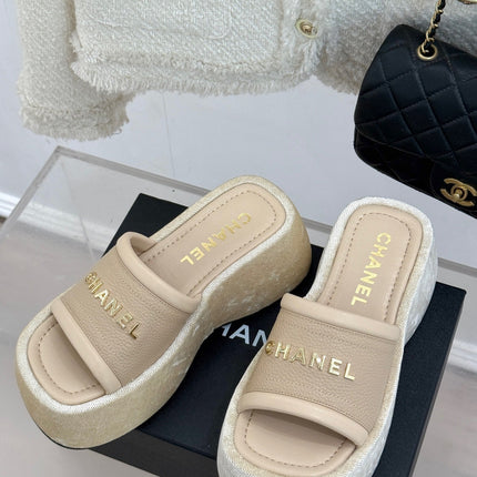 PLATFORM SLIPPERS IN CAMEL BEIGE LAMBSKIN