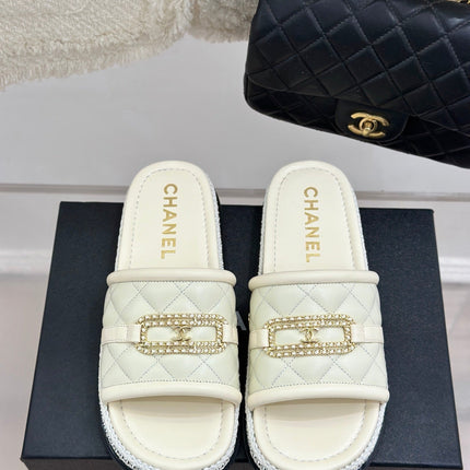 DIAMOND QUILTED CHAIN LAZY SLIPPERS IN WHITE LAMBSKIN