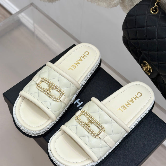 DIAMOND QUILTED CHAIN LAZY SLIPPERS IN WHITE LAMBSKIN