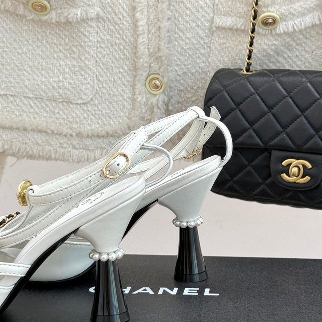 CHAIN BOW HIGH HEEL 8 CM SLINGBACKS IN WHITE SUEDE