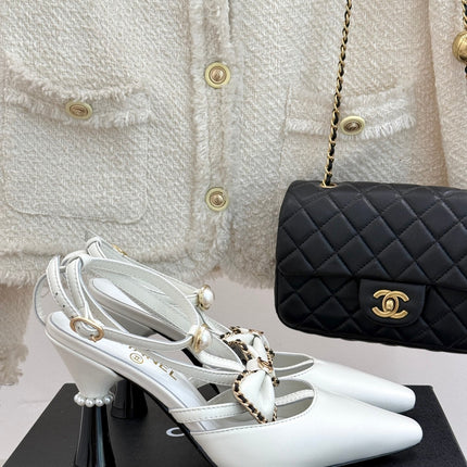 CHAIN BOW HIGH HEEL 8 CM SLINGBACKS IN WHITE SUEDE