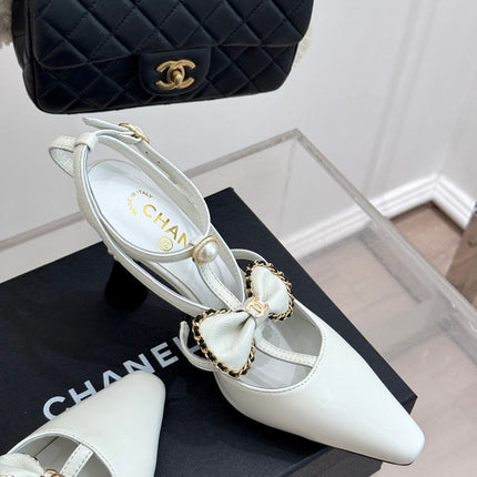 CHAIN BOW HIGH HEEL 8 CM SLINGBACKS IN WHITE SUEDE