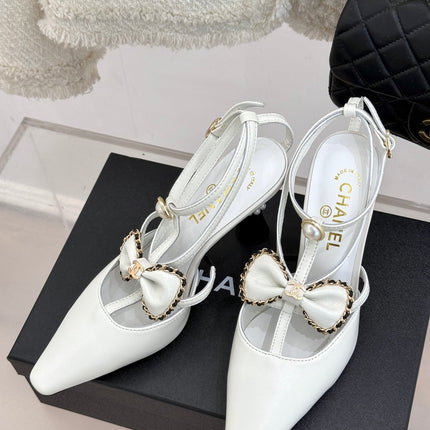 CHAIN BOW HIGH HEEL 8 CM SLINGBACKS IN WHITE SUEDE