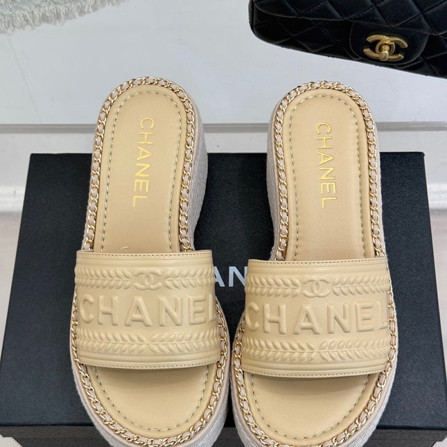 THICK SOLE WEDGE SLIPPERS IN BISQUE BEIGE CALFSKIN