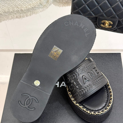 THICK SOLE WEDGE SLIPPERS IN BLACK CALFSKIN