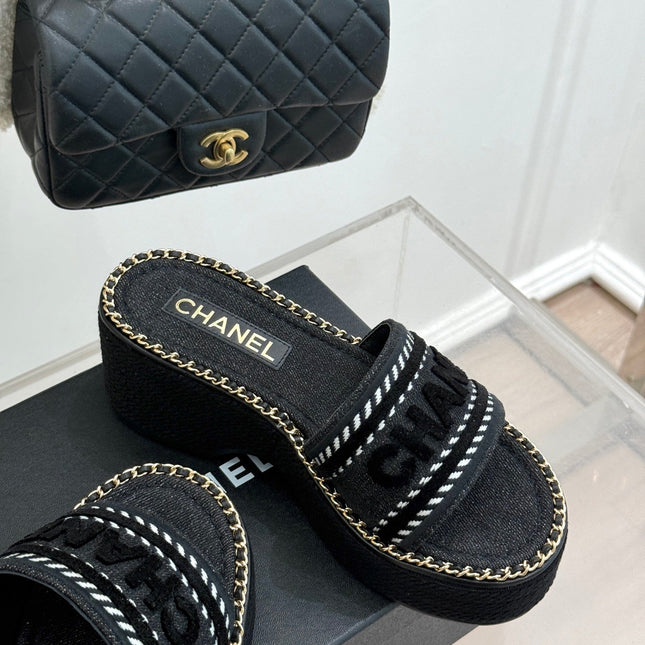 THICK SOLE WEDGE SLIPPERS IN BLACK DENIM FABRIC