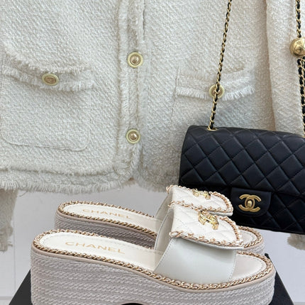 THICK-SOLED CHAIN HEART SLIPPER IN WHITE LAMBSKIN