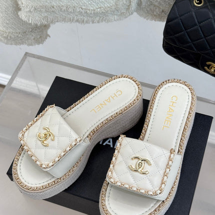 THICK-SOLED CHAIN HEART SLIPPER IN WHITE LAMBSKIN