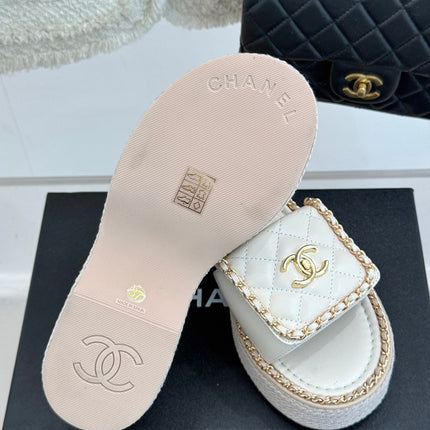 THICK-SOLED CHAIN HEART SLIPPER IN WHITE LAMBSKIN