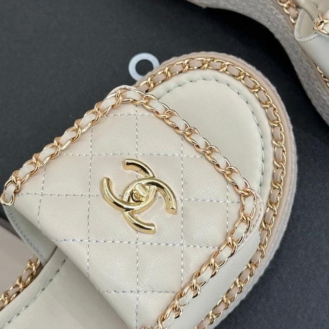 THICK-SOLED CHAIN HEART SLIPPER IN WHITE LAMBSKIN