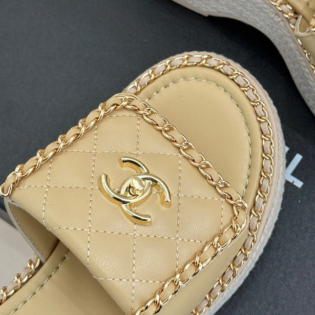 THICK-SOLED CHAIN HEART SLIPPER IN BISQUE BEIGE LAMBSKIN