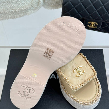 THICK-SOLED CHAIN HEART SLIPPER IN BISQUE BEIGE LAMBSKIN