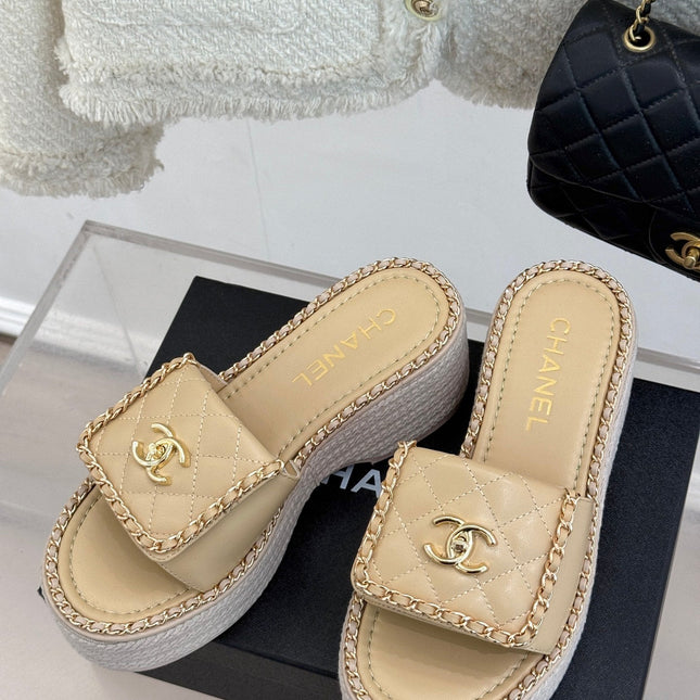 THICK-SOLED CHAIN HEART SLIPPER IN BISQUE BEIGE LAMBSKIN