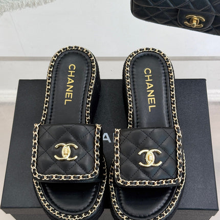 THICK-SOLED CHAIN HEART SLIPPER IN BLACK LAMBSKIN