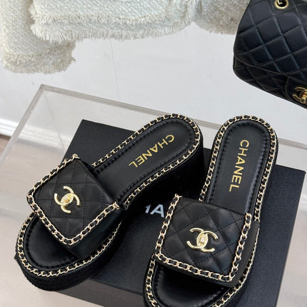 THICK-SOLED CHAIN HEART SLIPPER IN BLACK LAMBSKIN