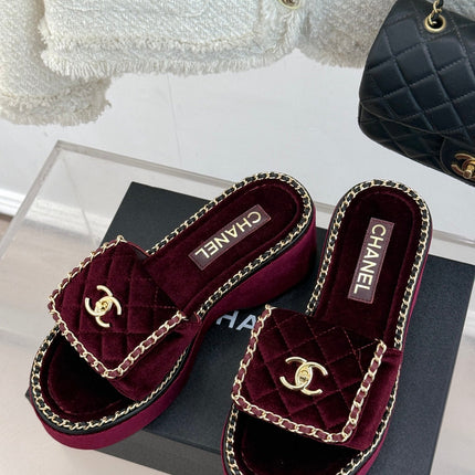 THICK-SOLED CHAIN HEART SLIPPER IN PLUM PURPLE VELVET