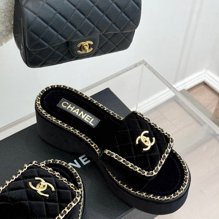 THICK-SOLED CHAIN HEART SLIPPER IN BLACK VELVET