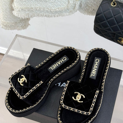 THICK-SOLED CHAIN HEART SLIPPER IN BLACK VELVET