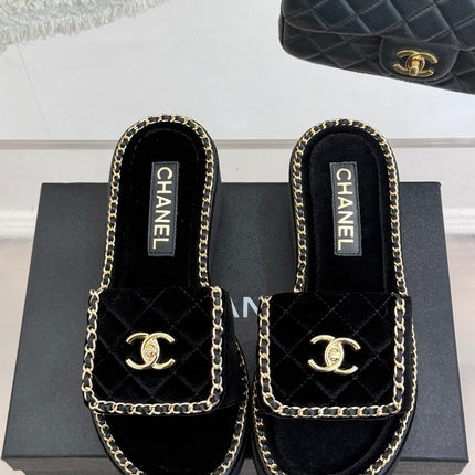 THICK-SOLED CHAIN HEART SLIPPER IN BLACK VELVET