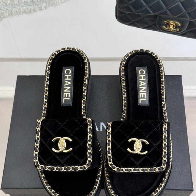 THICK-SOLED CHAIN HEART SLIPPER IN BLACK VELVET
