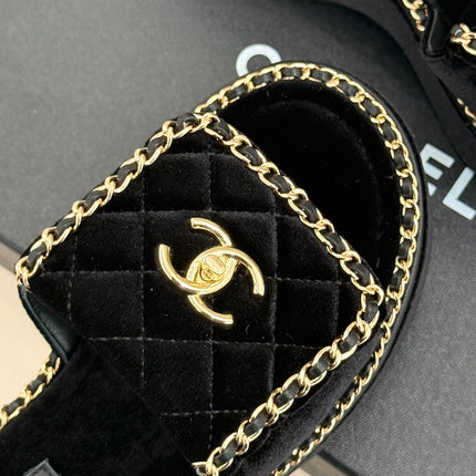 THICK-SOLED CHAIN HEART SLIPPER IN BLACK VELVET