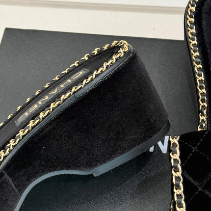 THICK-SOLED CHAIN HEART SLIPPER IN BLACK VELVET
