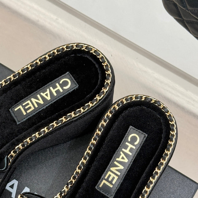 THICK-SOLED CHAIN HEART SLIPPER IN BLACK VELVET