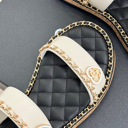 FLAT CHAIN HEART SANDAL IN WHITE LAMBSKIN