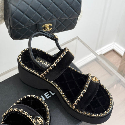 THICK-SOLED CHAIN HEART SANDAL IN BLACK VELVET