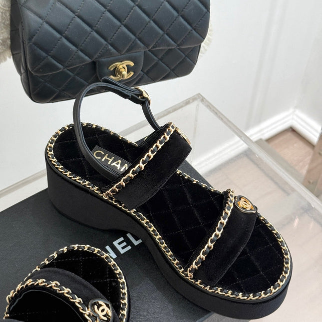 THICK-SOLED CHAIN HEART SANDAL IN BLACK VELVET
