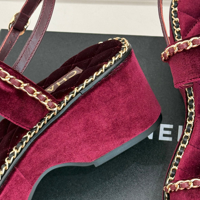 THICK-SOLED CHAIN HEART SANDAL IN PLUM PURPLE VELVET