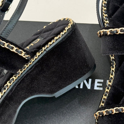 THICK-SOLED CHAIN HEART SANDAL IN BLACK VELVET