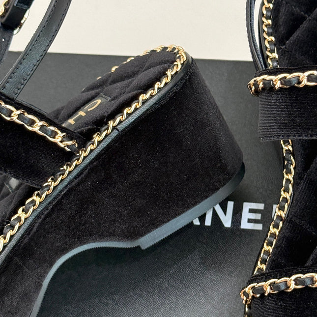 THICK-SOLED CHAIN HEART SANDAL IN BLACK VELVET